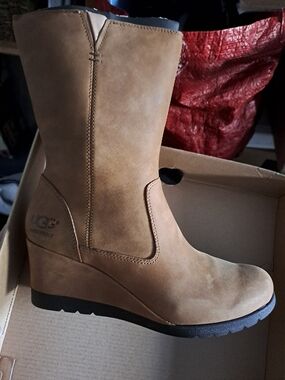 UGG NWT Women’s Tan Waterproof Wedge Boots